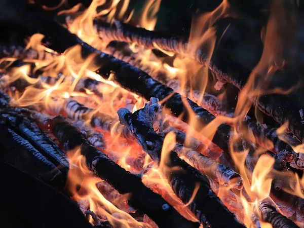 炽热的火焰和煤片上的火焰 — 图库照片