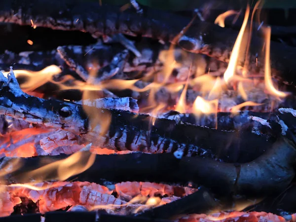 Glühende Flammen Und Feuer Auf Kohlestücken — Stockfoto