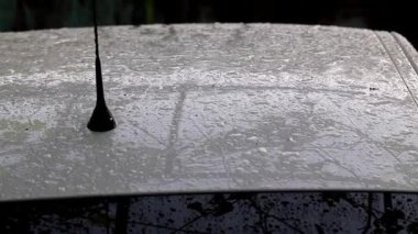 büyük damla ve arabanın çatısına yağmurda su birikintileri