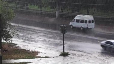 Şiddetli fırtına, yağmur ve karayolu taşıma sokak şehir