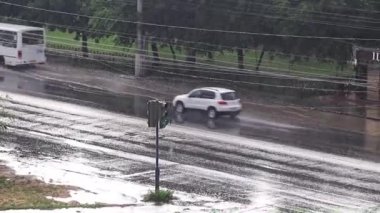 Şiddetli fırtına, yağmur ve karayolu taşıma sokak şehir