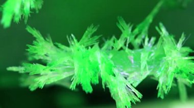 parlak yeşil şeffaf kristal doğal mineral oksit