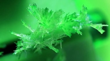 parlak yeşil şeffaf kristal doğal mineral oksit