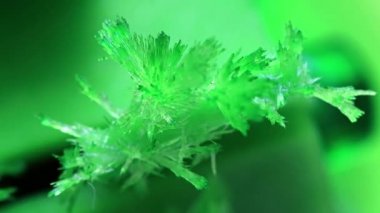 parlak yeşil şeffaf kristal doğal mineral oksit