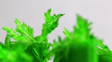 parlak yeşil şeffaf kristal doğal mineral oksit