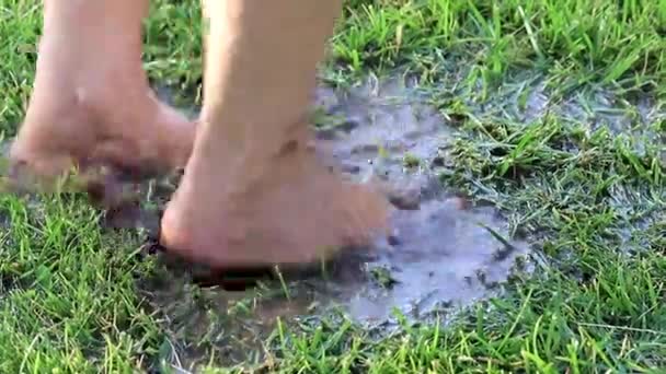 足の女性を歩く湿地地形土 — ストック動画