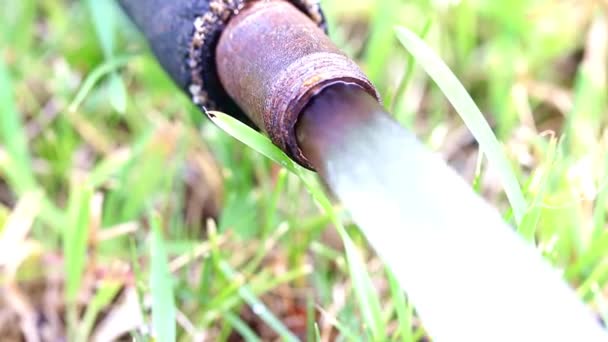 Strom Sauberes Wasser Aus Der Leitung Während Des Rasens — Stockvideo
