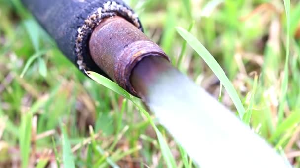 Aktuální Čistou Vodu Potrubí Během Trávníku — Stock video
