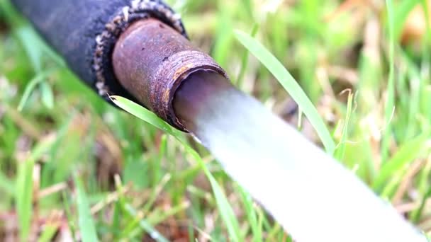 Strom Sauberes Wasser Aus Der Leitung Während Des Rasens — Stockvideo