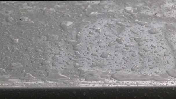 Grandi Gocce Pozzanghere Sotto Pioggia Sul Tetto Dell Auto — Video Stock