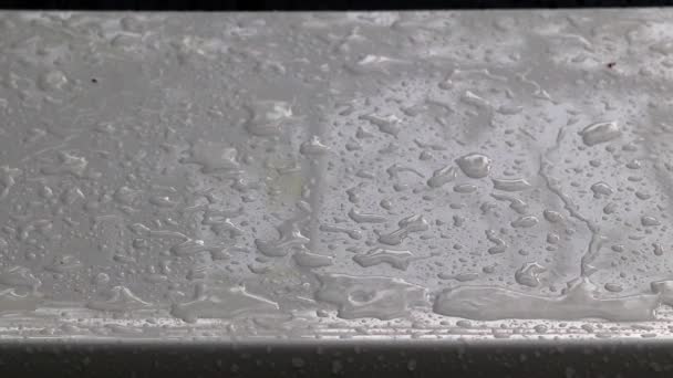 Grosses Gouttes Flaques Eau Sous Pluie Sur Toit Voiture — Video