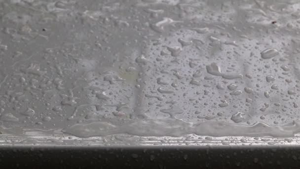 Μεγάλες Σταγόνες Και Λακκούβες Βροχή Στη Στέγη Του Αυτοκινήτου — Αρχείο Βίντεο