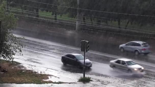 Σοβαρή Καταιγίδα Βροχή Και Οδικών Μεταφορών Δρόμο Της Πόλης — Αρχείο Βίντεο