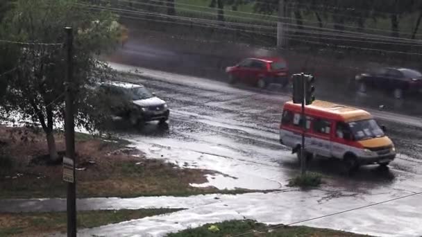 Grave Temporale Pioggia Trasporto Stradale Sulla Strada Della Città — Video Stock