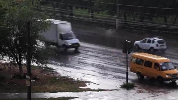Σοβαρή Καταιγίδα Βροχή Και Οδικών Μεταφορών Δρόμο Της Πόλης — Αρχείο Βίντεο
