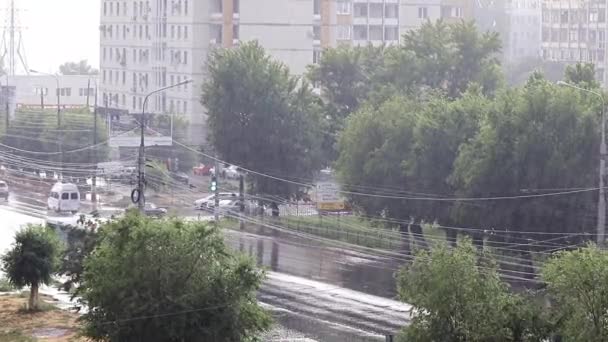 Grave Temporale Pioggia Trasporto Stradale Sulla Strada Della Città — Video Stock