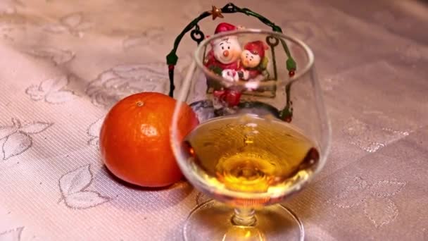 Decorazioni Capodanno Bicchiere Alcol Forte Accanto Tavolo Con Mandarino — Video Stock