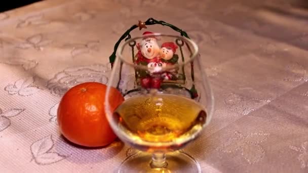 New Year Decoraties Een Glas Sterke Alcohol Naast Tabel Met — Stockvideo