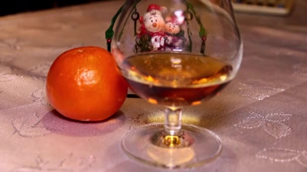 New Year Decoraties Een Glas Sterke Alcohol Naast Tabel Met — Stockvideo