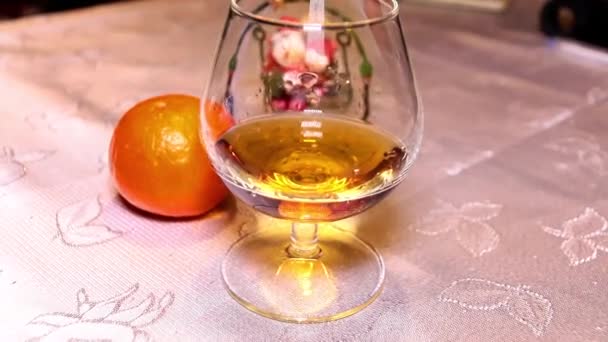 Nový Rok Dekorace Sklenku Silného Alkoholu Stolu Mandarinka — Stock video