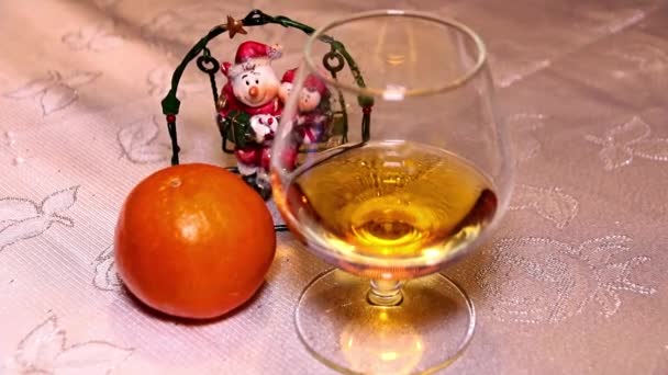 Decorazioni Capodanno Bicchiere Alcol Forte Accanto Tavolo Con Mandarino — Video Stock