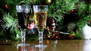 iki kristal kadeh şarap ve yeni yıl için Noel süsleri