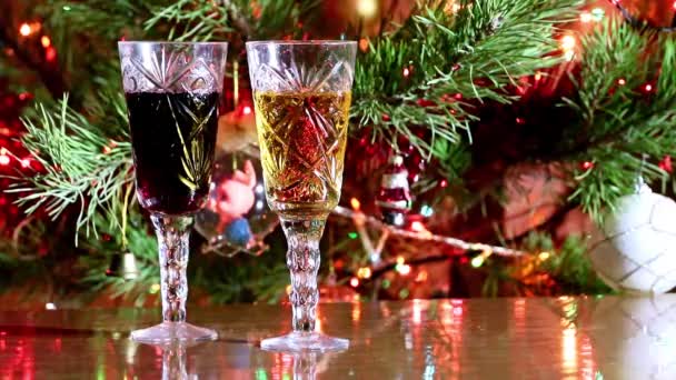 Two Crystal Glasses Wine Christmas Decorations New Year — Stock Video
