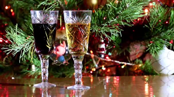 Dwa Kryształowe Kieliszki Winem Ozdoby Świąteczne Nowy Rok — Wideo stockowe