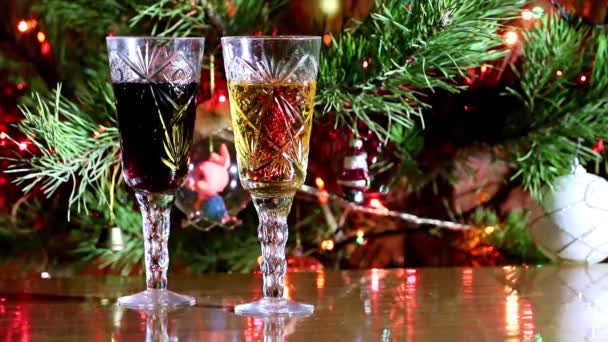 两杯带酒和圣诞装饰品的水晶眼镜新年 — 图库视频影像