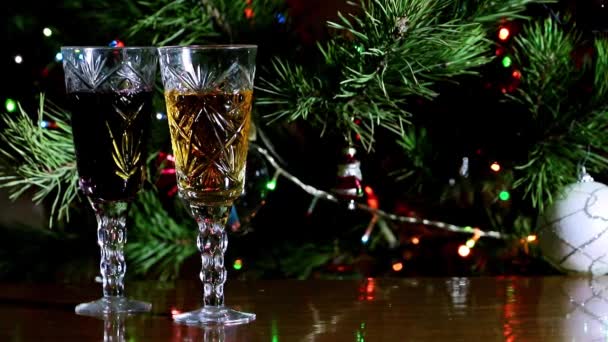 两杯带酒和圣诞装饰品的水晶眼镜新年 — 图库视频影像