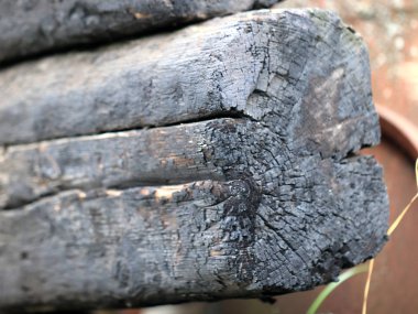 kömürleşmiş ahşap kirişler ve kırsal yangın yerine günlükleri
