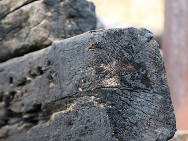 kömürleşmiş ahşap kirişler ve kırsal yangın yerine günlükleri