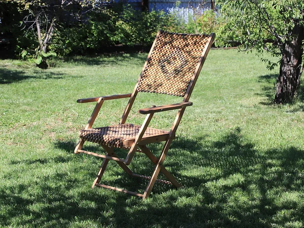 Chaise Longue Bois Pour Des Séjours Relaxants Sur Pelouse Verte — Photo