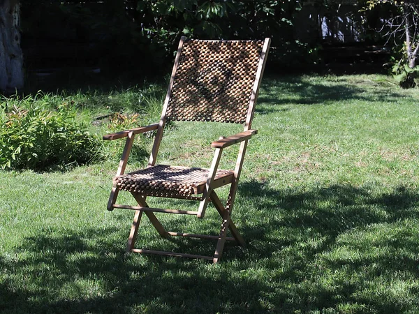 Chaise Longue Bois Pour Des Séjours Relaxants Sur Pelouse Verte — Photo