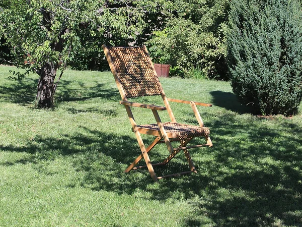 Chaise Longue Bois Pour Des Séjours Relaxants Sur Pelouse Verte — Photo