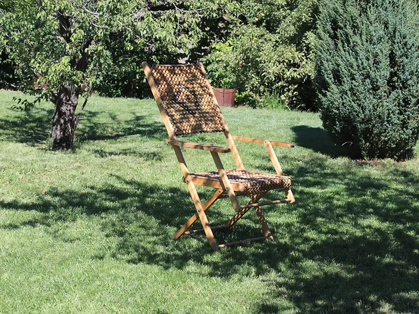 Wooden Chaise Longue Relaxing Stays Green Grass Lawn — Stock Photo, Image