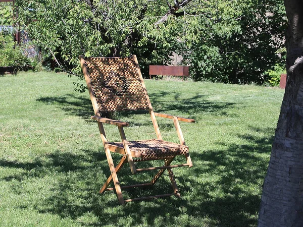 Chaise Longue Bois Pour Des Séjours Relaxants Sur Pelouse Verte — Photo