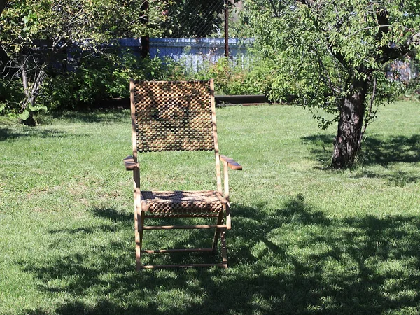Chaise Longue Bois Pour Des Séjours Relaxants Sur Pelouse Verte — Photo