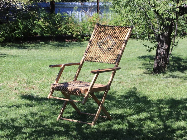 Chaise Longue Bois Pour Des Séjours Relaxants Sur Pelouse Verte — Photo