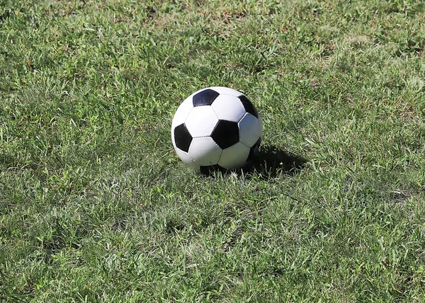 Bola Futebol Encontra Grama Gramado Verde Antes Jogo — Fotografia de Stock