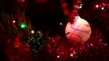 tatil dekorasyon dekorasyon unsuru olarak bir Noel ağacı üzerinde