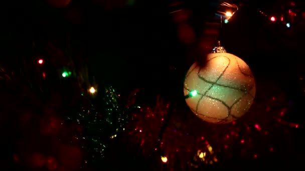 Decoraties Voor Feestdagen Een Kerstboom Als Onderdeel Van Inrichting — Stockvideo