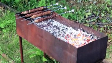 Et şiş ve bir mangal kömürü hazırlanması