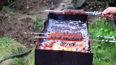 Et şiş ve bir mangal kömürü hazırlanması