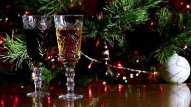 Noel çam ve iki bardak şarap tatil bir sembolü olarak
