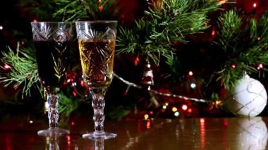 Noel çam ve iki bardak şarap tatil bir sembolü olarak