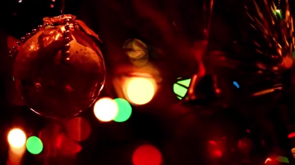 圣诞树上的节日装饰品作为装饰的元素 — 图库视频影像
