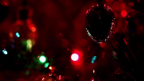 décorations de vacances sur un arbre de Noël comme élément de décoration 