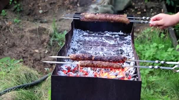 火鉢で炭火の串焼き 肉の準備 — ストック動画