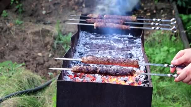 火鉢で炭火の串焼き 肉の準備 — ストック動画